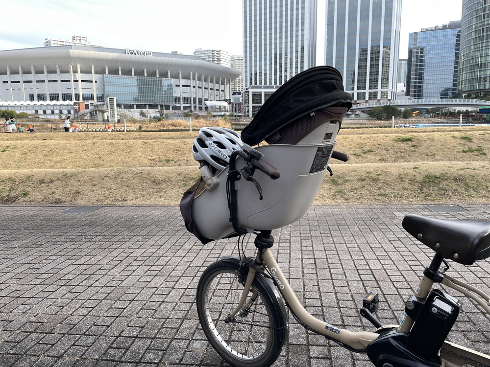子供乗せ自転車（パナソニック ギュット・クルーム・EX 前乗せ＋後ろ乗せ）と大人のヘルメット